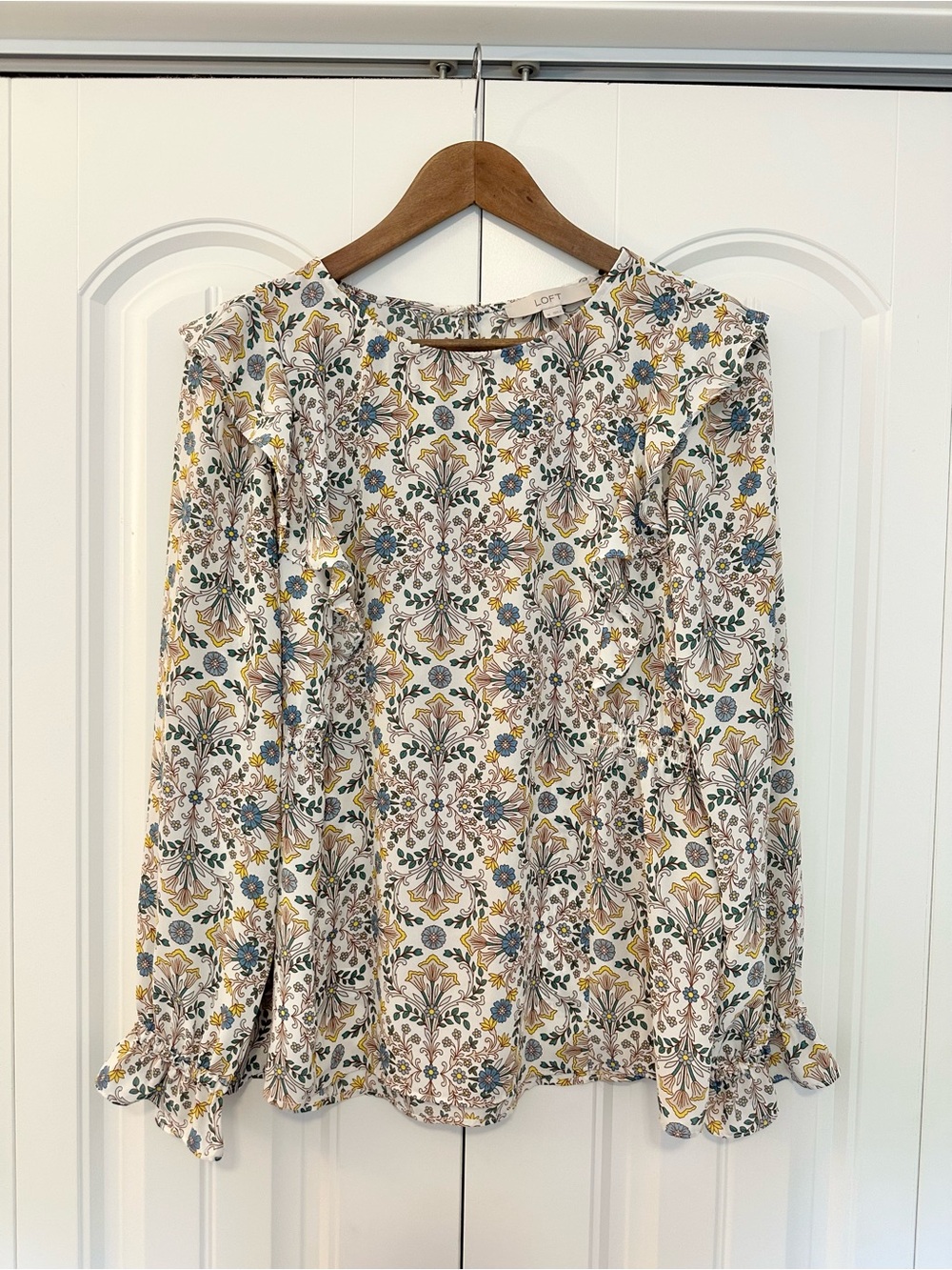 ✨ LOFT Cream Floral Ruffle Blouse with Blue and Yellow Flowers Size M ✨